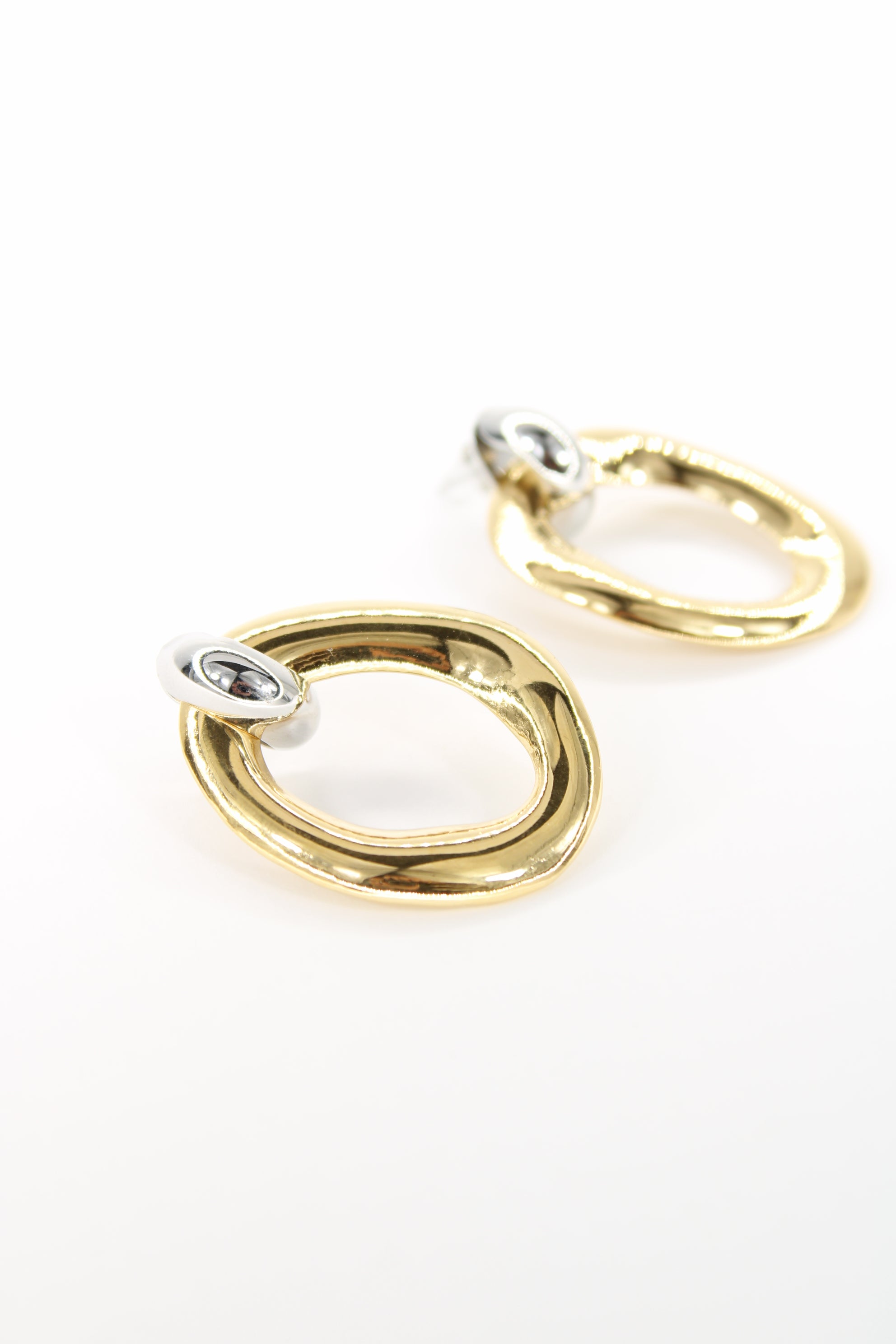 ✨ Boucles d’Oreilles Clara Dorées – Ovale & Détail Argenté – Acier Inoxydable