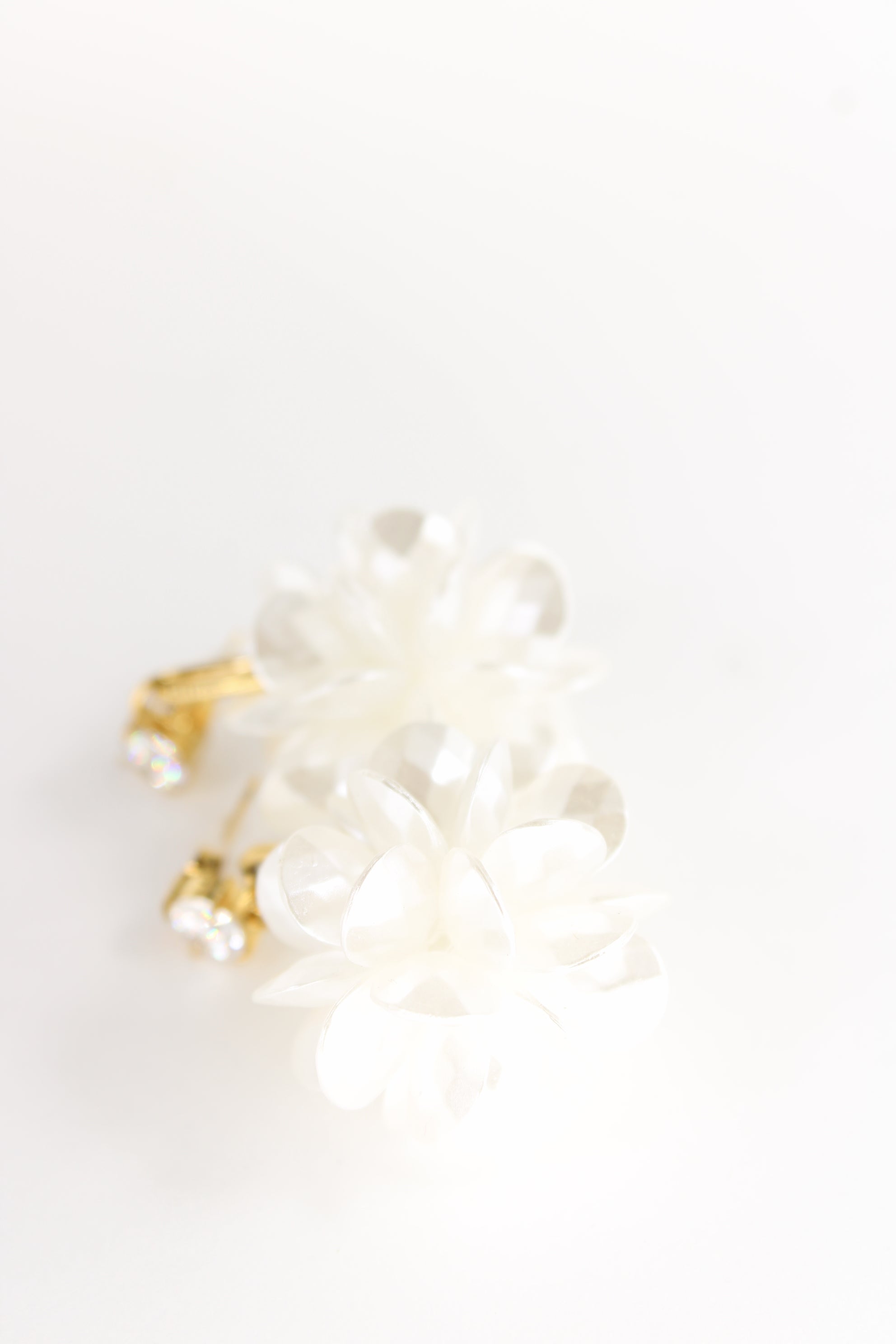 Boucles d’Oreilles Daphnée Dorées – Fleur Blanche & Cristal – Acier Inoxydable