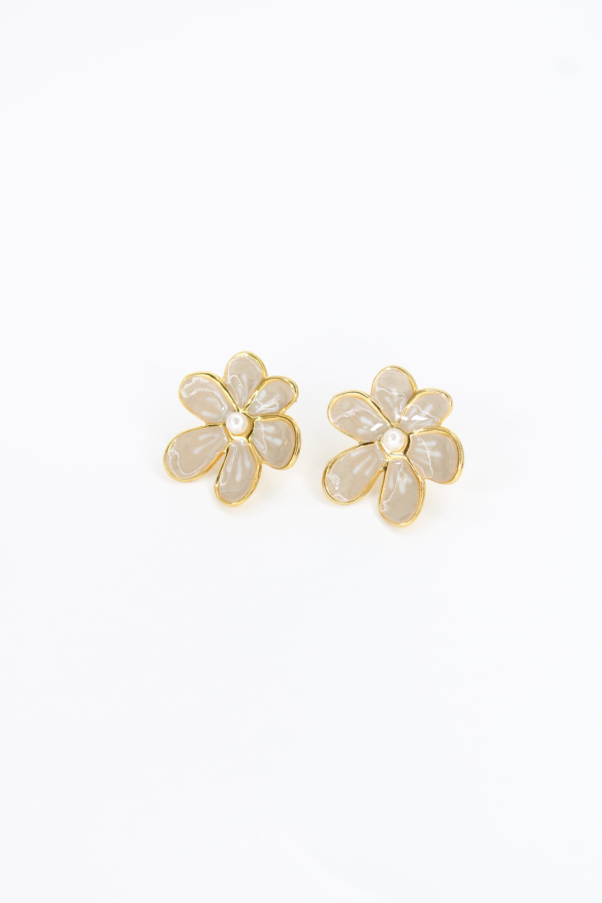 Boucles d’Oreilles Celestia – Fleur Beige en Acier Inoxydable, Bijou Femme Chic & Lumineux