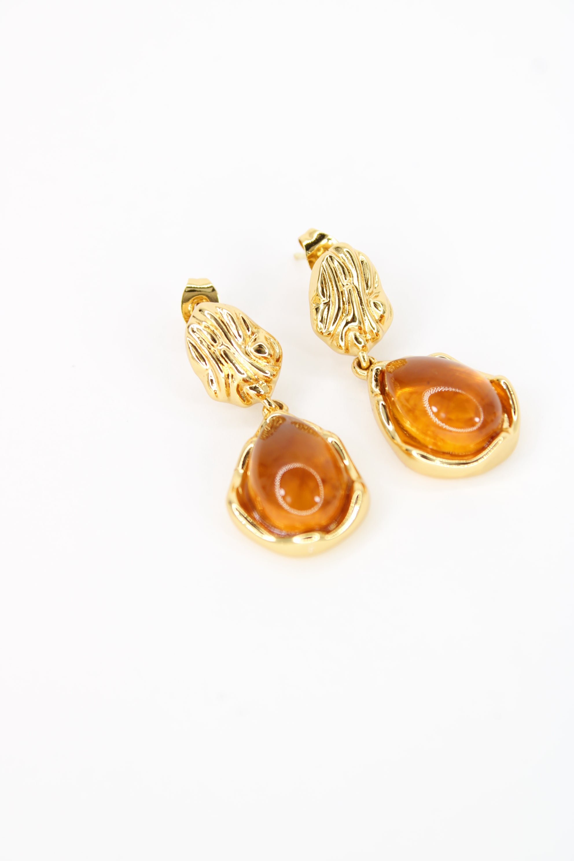 Boucles d’Oreilles Éléonora – Pendantes en Résine Marron & Doré, Bijou Femme Chic