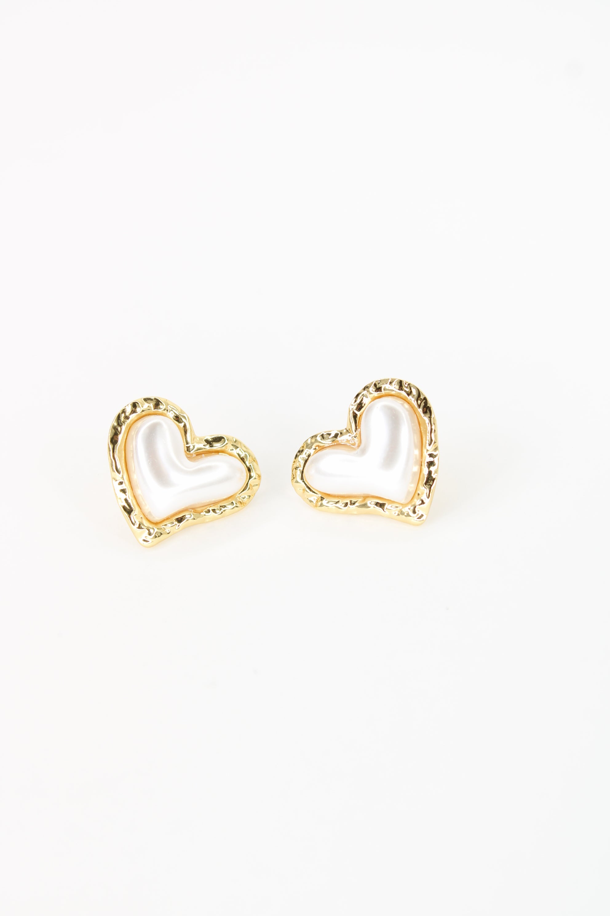 Boucles d’Oreilles Amore – Cœur Blanc Nacré & Doré en Acier Inoxydable, Bijou Femme Chic