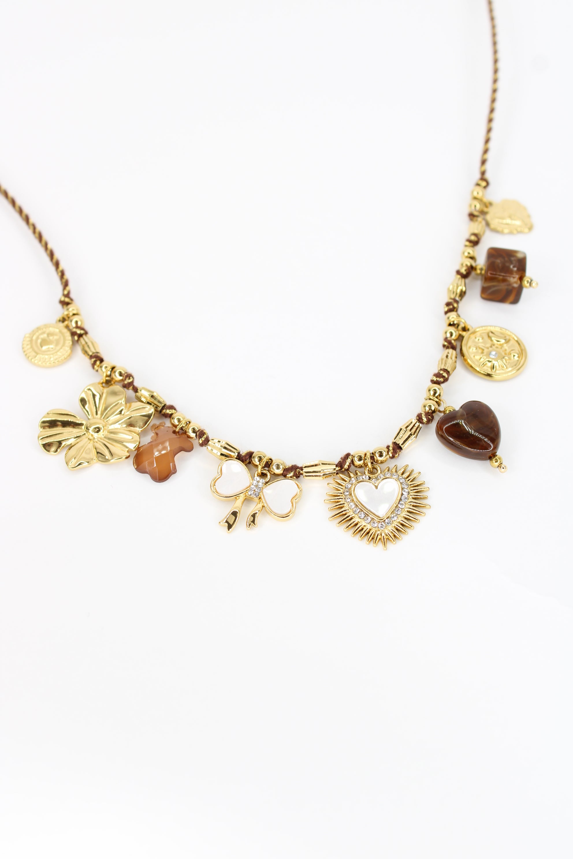 Collier Solaria – Breloques Dorées, Cœur Sacré & Perles Marron en Acier Inoxydable | Bijou Femme Chic & Solaire