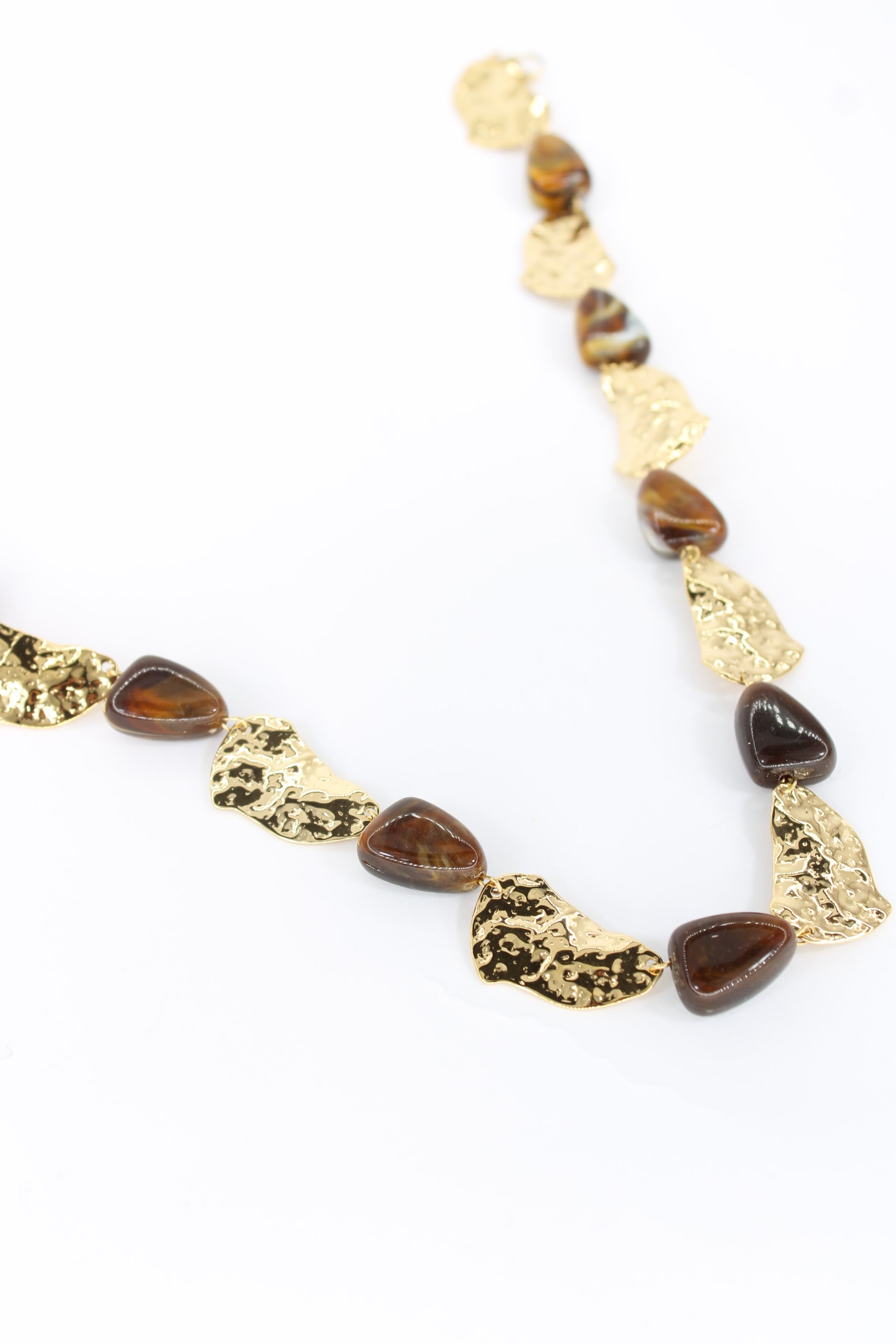 🤎 Collier Georgia – Pierres marron & plaques martelées dorées en acier inoxydable