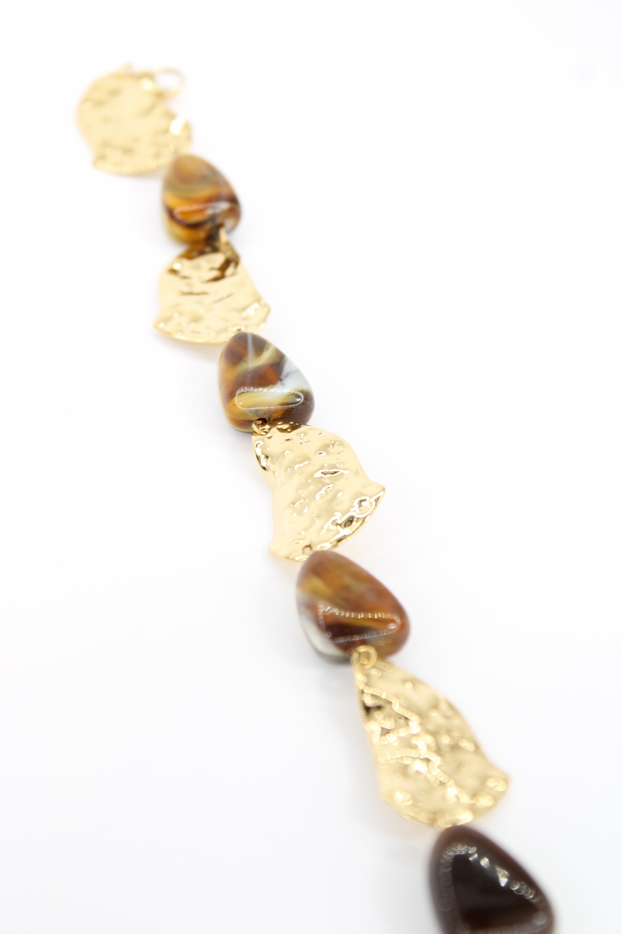 🤎 Collier Georgia – Pierres marron & plaques martelées dorées en acier inoxydable