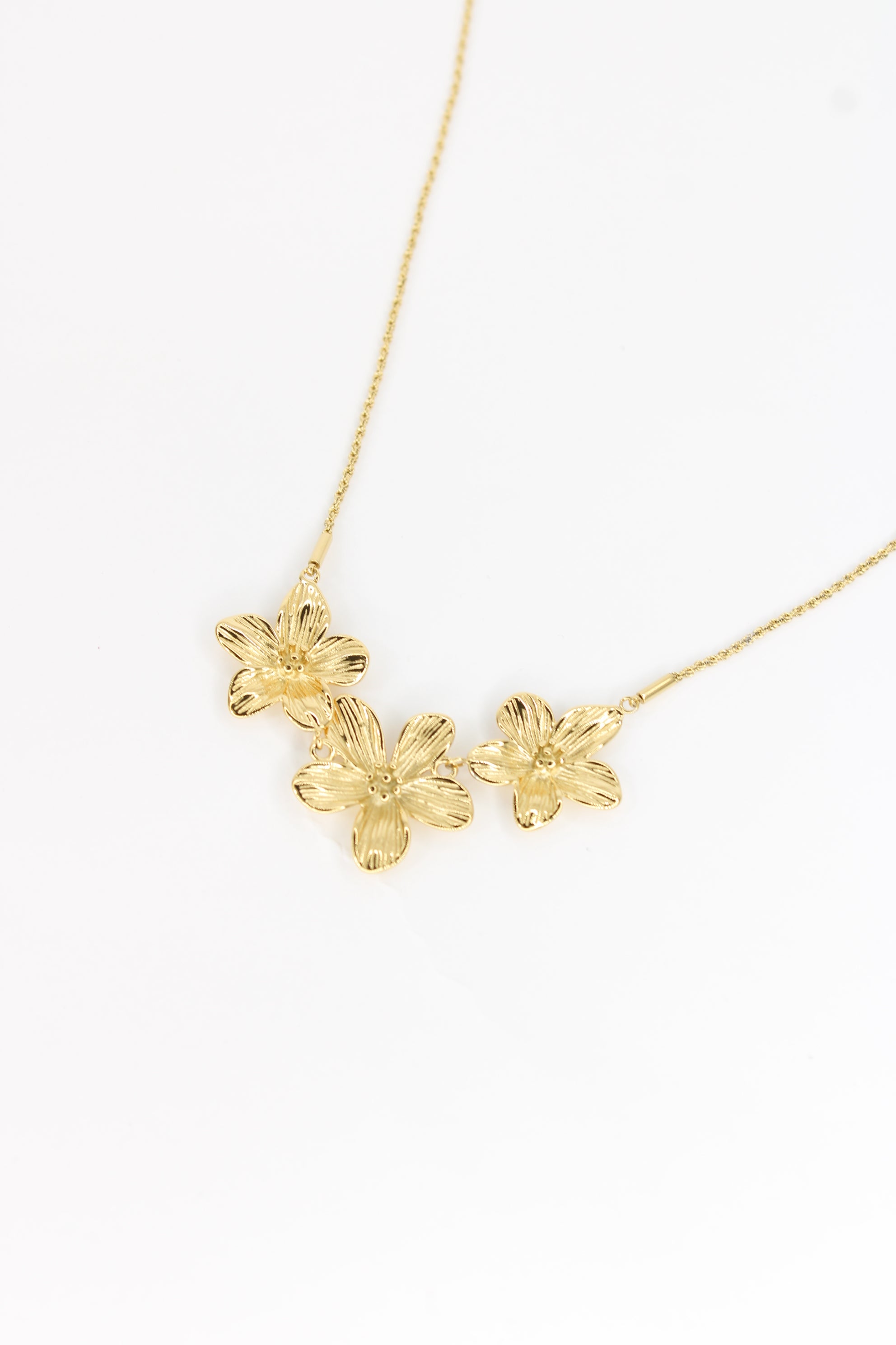 Collier Lily – Fleurs Dorées en Acier Inoxydable, Bijou Femme Chic & Délicat