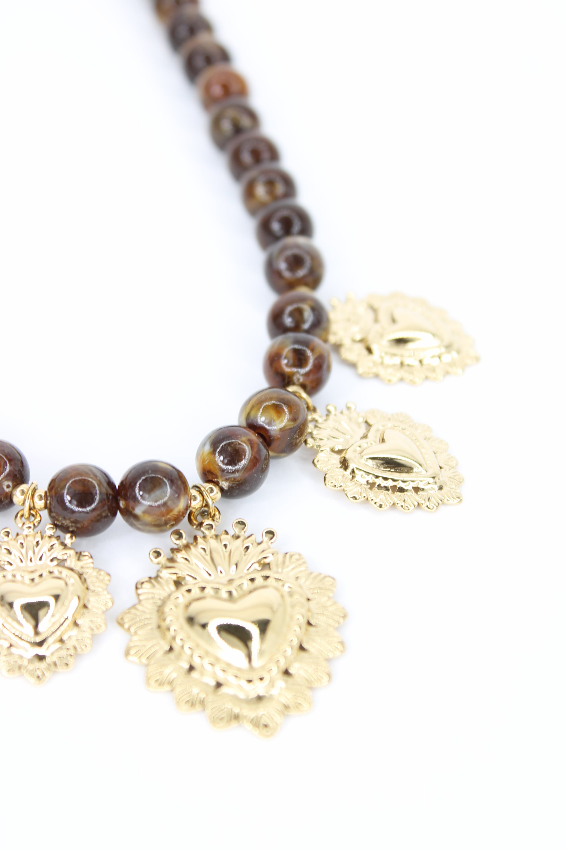 Collier Myrrha – Perles Marron & Cœurs Dorés en Acier Inoxydable | Bijou Femme Chic & Symbolique