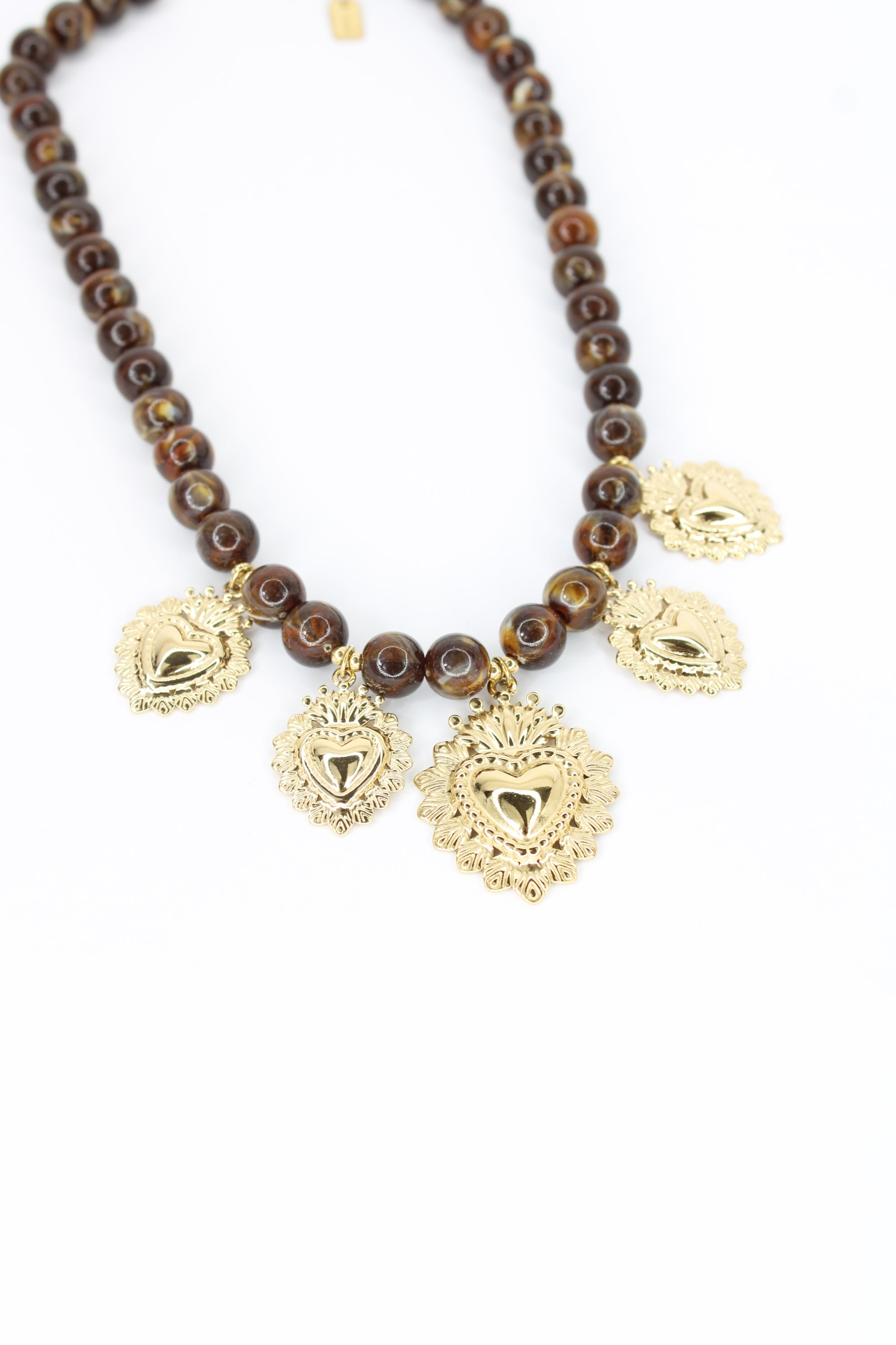 Collier Myrrha – Perles Marron & Cœurs Dorés en Acier Inoxydable | Bijou Femme Chic & Symbolique