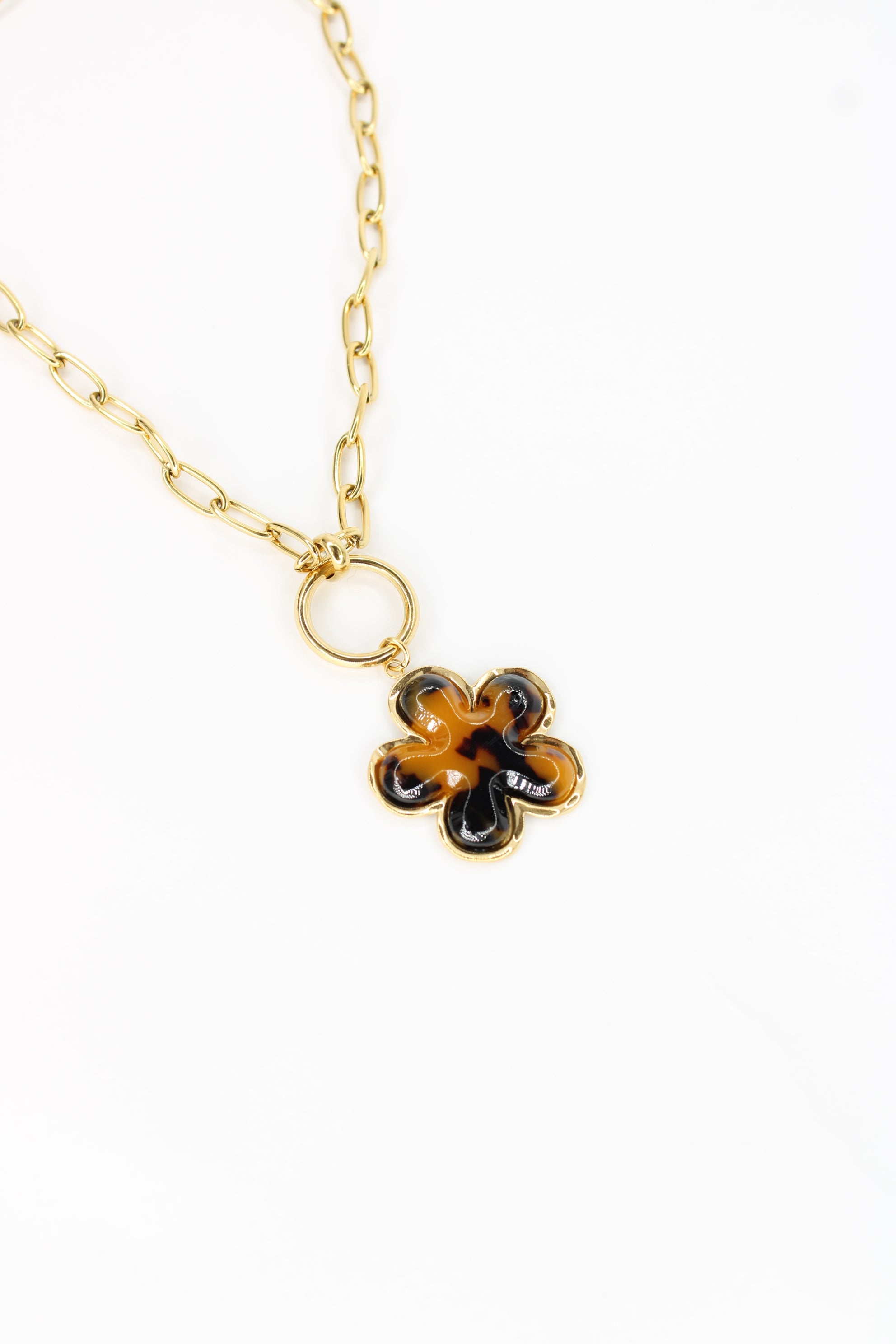 Collier Rosea – Fleur en Résine Marron & Chaîne Dorée en Acier Inoxydable, Bijou Femme Chic